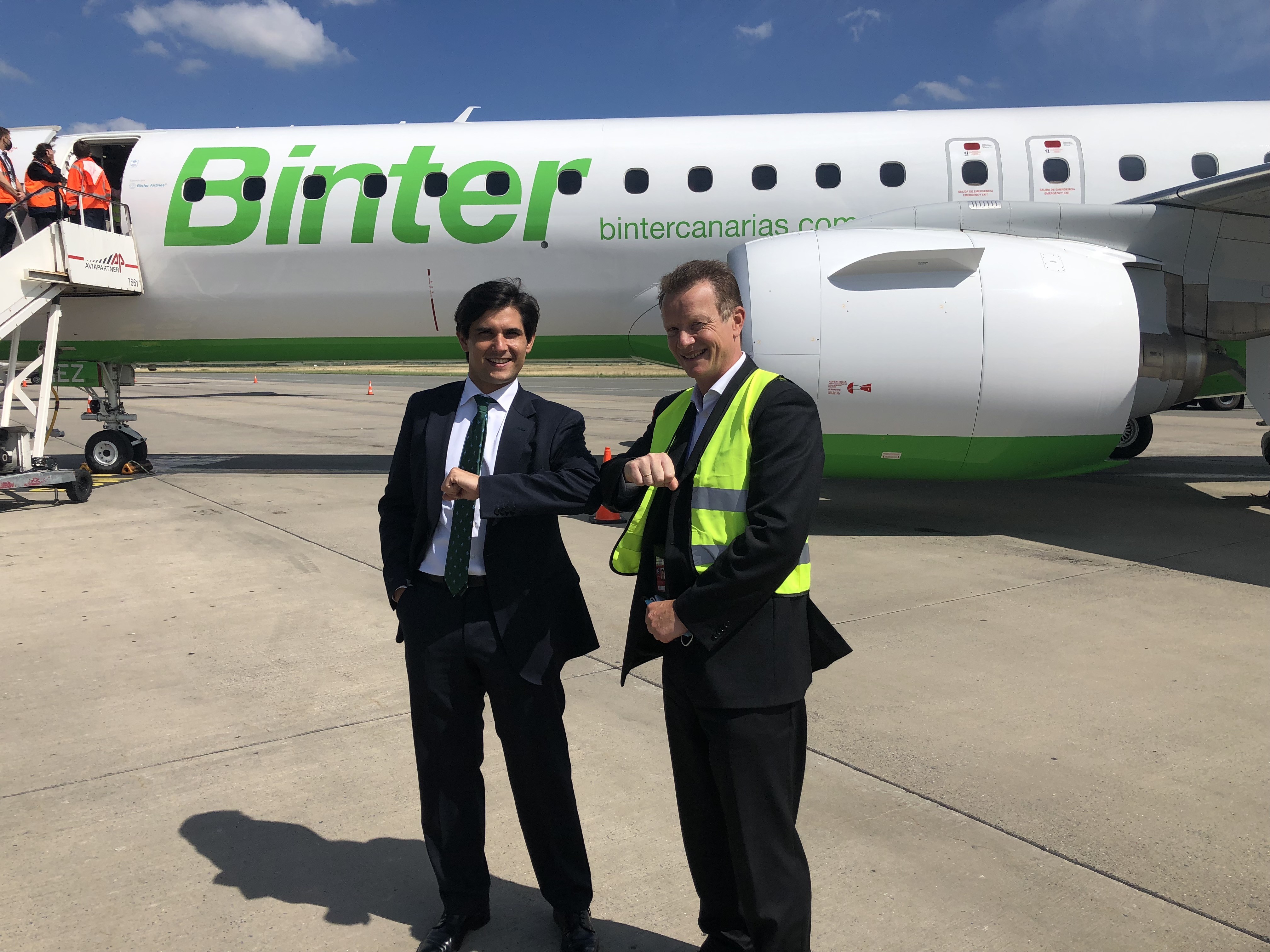 Fernando Morales, responsable de la compagnie Binter, au côté de Marc-André Gennart, directeur général de l'aéroport lillois